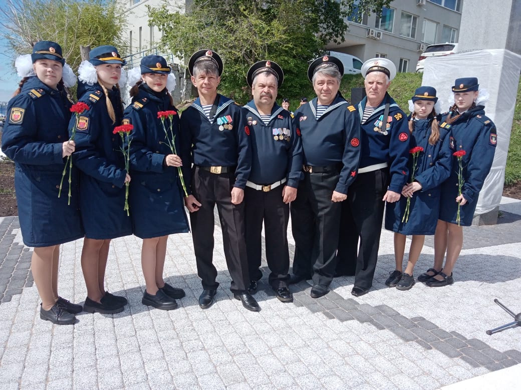 В Саратове открыли памятник погибшим морякам и речникам.