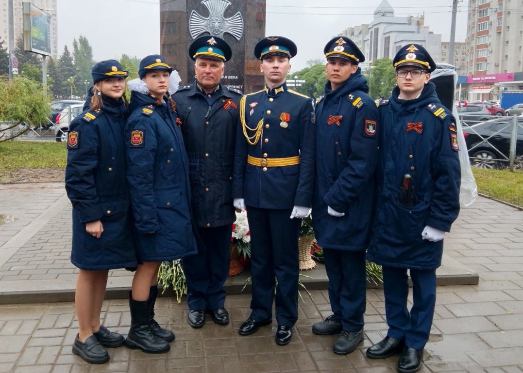 В сквере «Верным сынам Отечества» города Энгельса Саратовской области 8 мая открыли памятник участникам специальной военной операции.