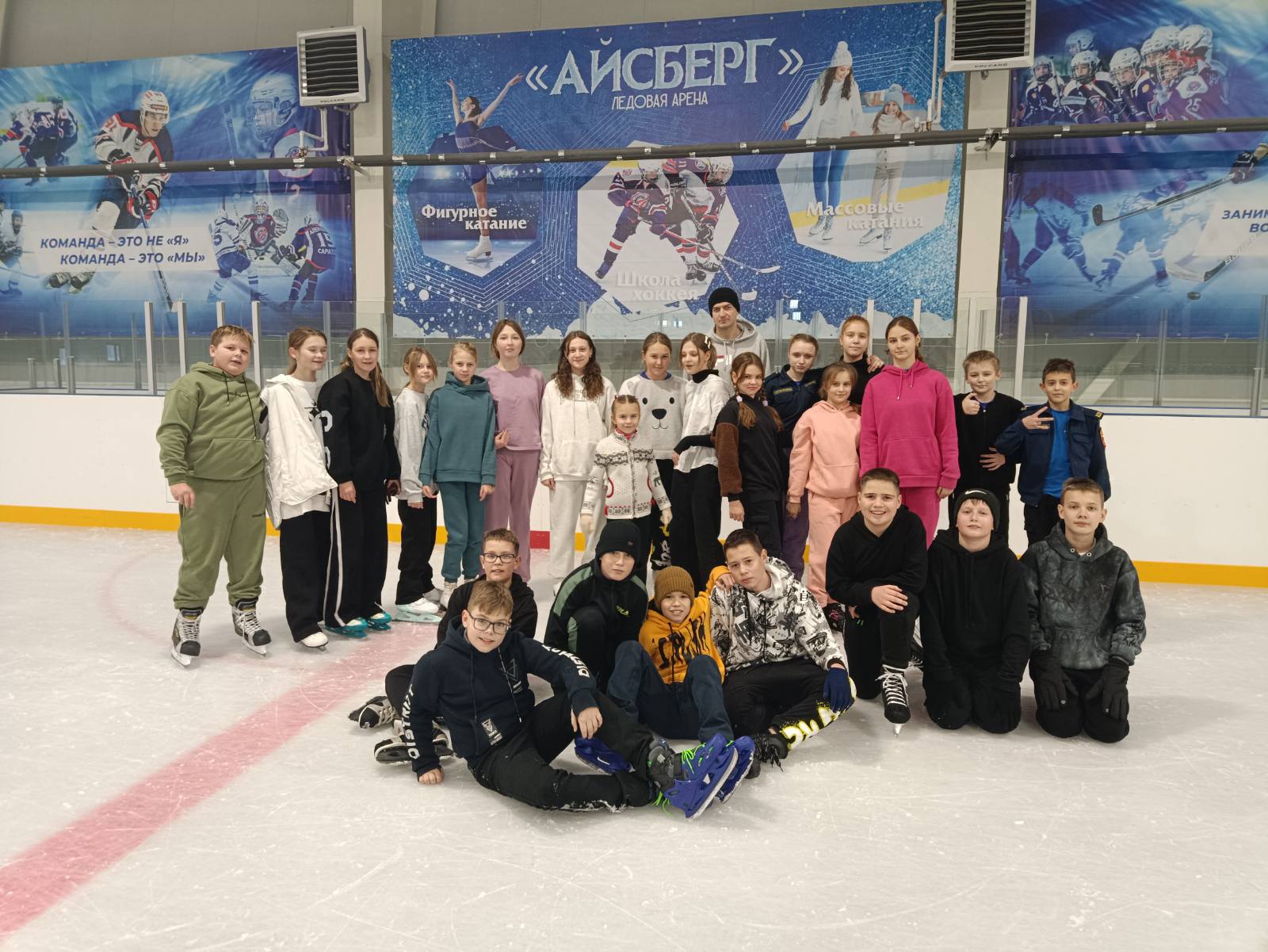 7 декабря кадеты  6-х классов посетили  ледовый двор.